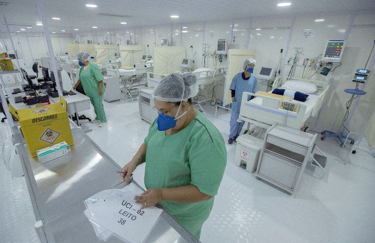 Brasil amplía su capacidad hospitalaria ante la alta demanda por casos de covid-19. EFE