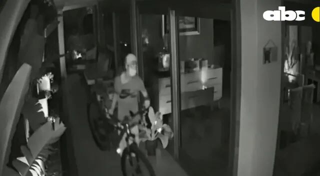 Momento en que el hombre se lleva la bicicleta en la que ingresó trepando la muralla en barrio Trinidad.