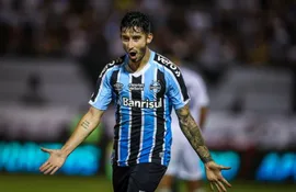 Mathías Villasanti, futbolista de Gremio de Porto Alegre, festeja el gol contra ABC en la ciudad de Natal por la Copa de Brasil.