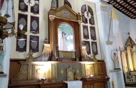 La Virgen del Rosario de Itauguá conserva sus joyas de plata, en el retablo ubicado en el altar de la Iglesia.