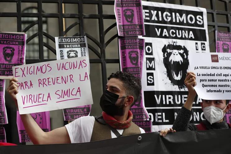En México, activistas se manifestaron para exigir la vacunación y denunciar la minimización de la viruela del mono por el Gobierno.