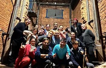 El elenco de la puesta “Al final del fuego”, de Abril Denisse, estrenará este viernes en El Agujero de Vysoka.