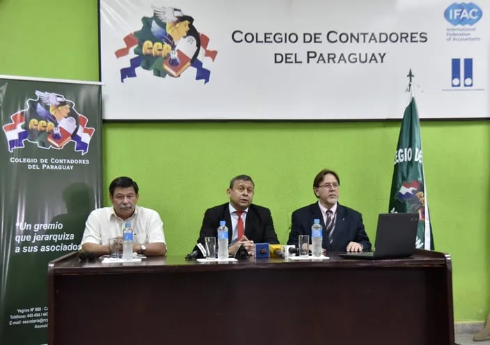 Hugo Caballero; César Martínez, presidente del Colegio de Contadores; y Carlos Leguizamón, durante la conferencia de prensa realizada este jueves.