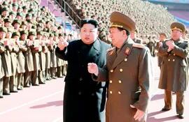 el-dictador-comunista-norcoreano-kim-jong-un-de-gabardina-negra-gobierna-un-regimen-totalitario-militarista-con-armas-nucleares-y-el-mas-hermetico-200424000000-1728964.jpg