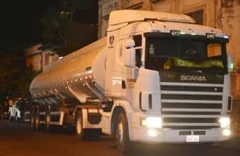 una-patrullera-escolta-el-camion-cisterna-scania-cargado-con-los-40-000-litros-de-diesel-hasta-la-sede-del-ministerio-publico-de-paraguari-donde-fue-211015000000-1355260.jpg