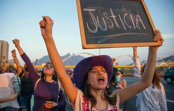 Un grupo de mujeres se manifiesta en México en reclamo de justicia por el feminicidio de Debanhi Escobar.