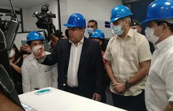 Mario Abdo Benítez visitó hoy las instalaciones de "La Policlínica", empresa dedicada a la logística y distribución de productos farmacéuticos. En la ocasión, entregó un reconocimiento a la firma por su apoyo en la pandemia.