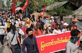 Manifestantes protestan contra el golpe de Estado militar en Birmania, este viernes en Mandalay.