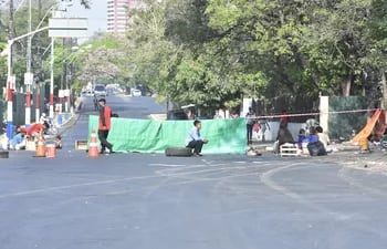 Indígenas colocaron una carpa ayer, sobre la avenida Artigas,  impidiendo el tránsito vehicular durante horas.
