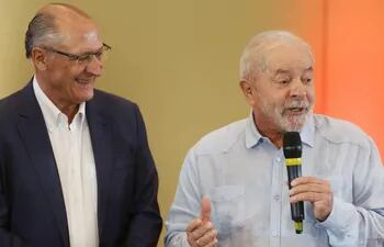 Lula da Silva (d) habla durante la reunión de hoy, en Sao Paulo, con su antiguo rival político Geraldo Alckmin. (AFP)