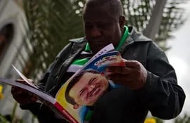 un-hombre-sostiene-un-libro-con-la-imagen-del-presidente-hugo-chavez-en-el-centro-de-caracas-efe-192225000000-501802.jpg