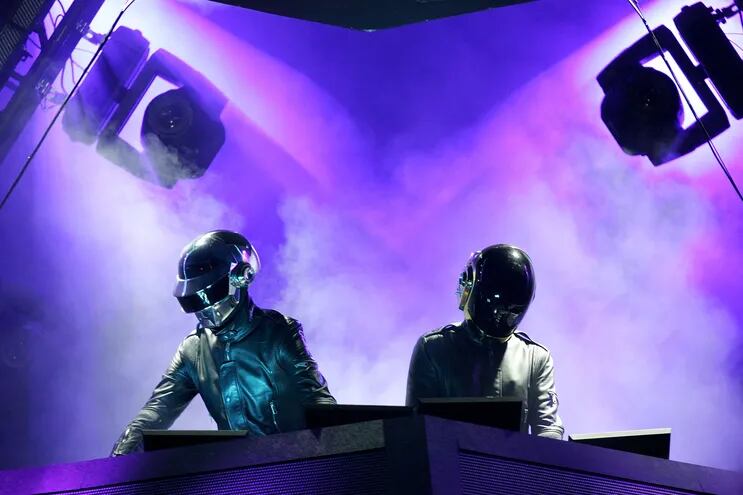 Daft Punk durante su presentación en el Festival de Coachella, en California (EE.UU.), en abril de 2006.
