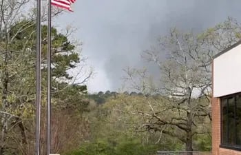 Captura de pantalla de la grabación del tornado que azotó este viernes al Estado de Arkansas, Estados Unidos.