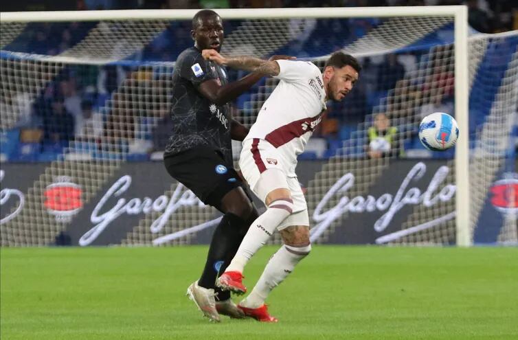 El paraguayo Antonio Sanabria (d), del Torino, disputa el balón con el senegalés Kalidou Koulibaly, del Napoli, durante el partido jugado ayer.
