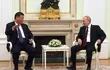 El presidente de Rusia, Vladimir Putin (d) conversa con el gobernante chino, Xi Jinping (i), en el Kremlin. (EFE)