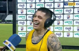 Juan Manuel Iturbe, jugador de Cerro Porteño, entre risas durante la entrevista con Tigo Sports.