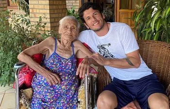 Amor del bueno. Doña Dora y su nieto Nelson Haedo Valdez, quien siempre la llena de cariño cuando visita tierra guaraní y también desde la lejana Alemania.