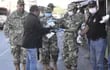 Un grupo de militares distribuyendo tapaboca y suministrando alcohol en gel a los que circulaban en la zona del Mercado 4, sobre la avenida Rodríguez de Francia.