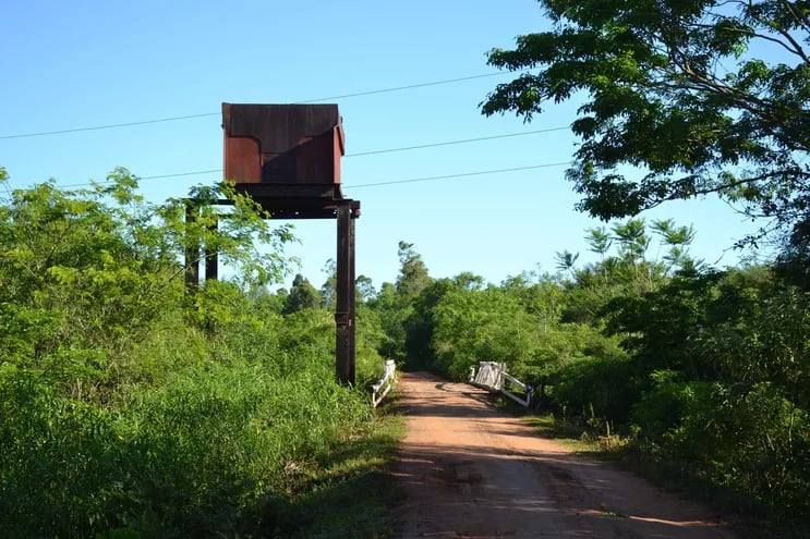 Reliquia histórica de los ferrocarriles abandonada en Gral, Morinigo.