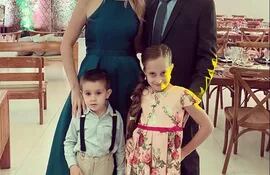 Hermosa familia. Lory Anderson y Javier Omella junto a la cumpleañera Martina y el pequeño Felipe.