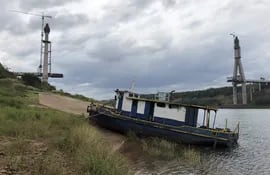 El el nivel del río Paraná creció unos cinco metros en los últimos días. La foto es en el barrio Tres Fronteras de Presidente Franco donde se construye el Puente de la Integración.