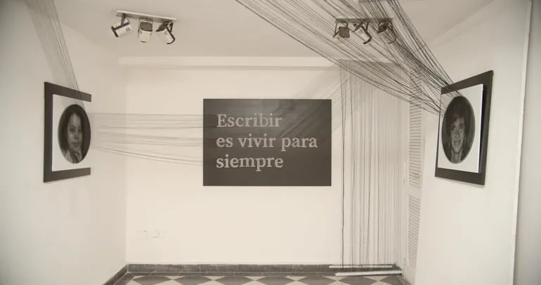 Instalación "Escribir es vivir para siempre" en la Manzana de la Rivera.