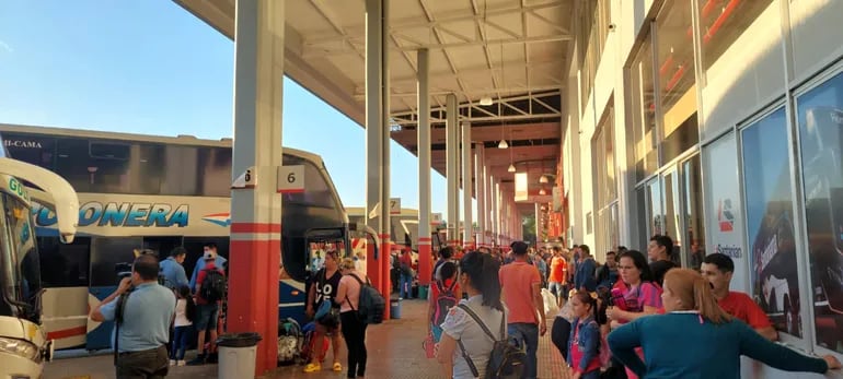 Los usuarios de Estación de Buses de Asunción (EBA) ya empiezan a movilizarse hacia el interior del país.