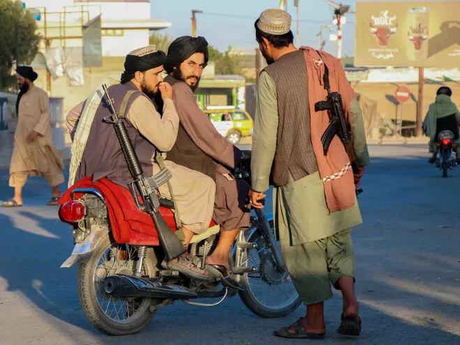 Milicias talibanas patrullando en las calles de Kabul, Afganistán.