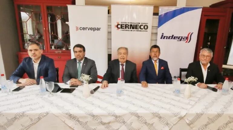 El ministro de Hacienda, Oscar Llamosas (segundo), expuso en la fecha el proyecto de presupuesto 2023 ante los miembros de Cerneco (foto de Hacienda).