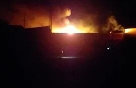 Fotografía del incendio enviada por vecinos tras la explosión en la estación de servicios Fuelpar de Santiago Misiones.