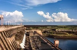 Represa hidroeléctrica Itaipú. Las estructura cilíndricas de color blanco son los tubos de aducción forzada que traen el agua del embalse hasta las turbinas de la central.