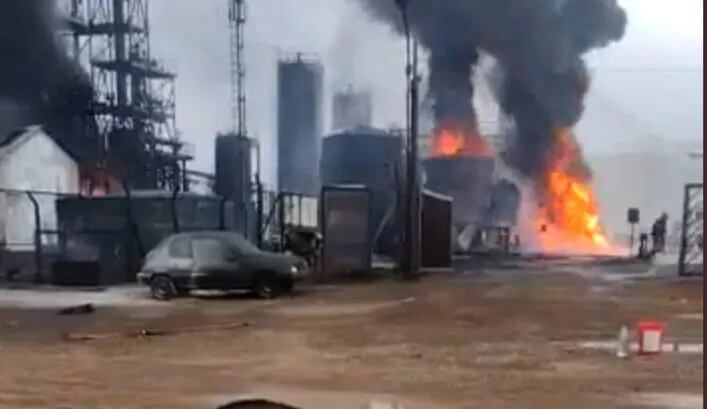 El incendio en la refinería de Neuquén, Argentina. (captura de video)