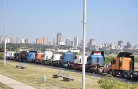 Los camioneros siguen apostados en la Costanera de Asunción, a la espera de una respuesta al pedido de una ley de regulación del precio del flete.