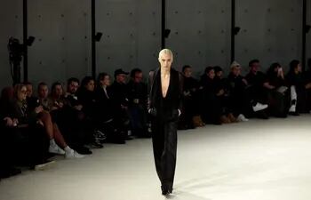 Un modelo presenta la colección otoño/invierno 2023 2024 de Saint-Laurent para hombres durante la Fashion Week en París.