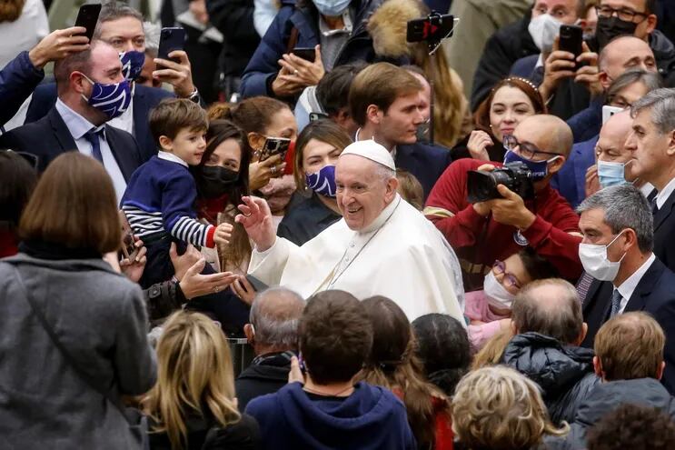 El papa Francisco saluda a los visitantes del Vaticano.