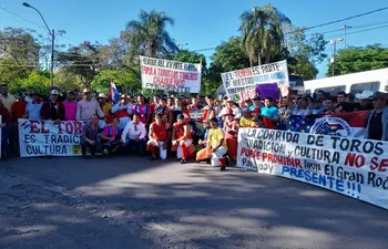 Toreros se movilizan en Asunción y niegan maltrato animal
