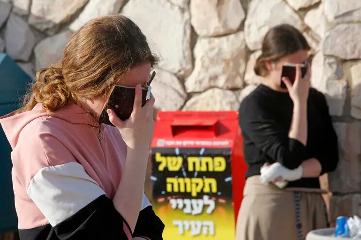 Judíos ultraortodoxos asisten al funeral de una víctima de la estampida de peregrinos judíos, en el cementerio de Segula en Petah Tikva el 30 de abril de 2021.