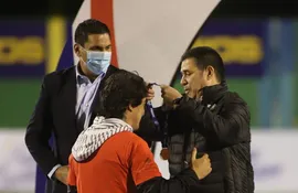 Robert Harrison, Daniel Garnero y Horacio Cartes, durante la premiación de Libertad en el Torneo Apertura 2022.