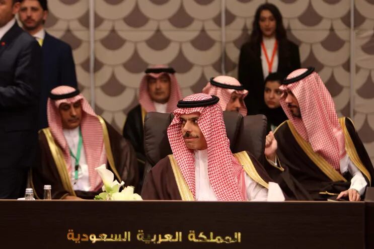 El príncipe Faisal bin Farhan (centro), ministro de Relaciones Exteriores de Arabia Saudi.