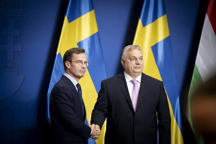 Los primeros ministros de Suecia, Ulf Kristersson (a la izquierda); y de Hungría, Viktor Orban, durante una conferencia de prensa conjunta en Budapest, el pasado viernes.