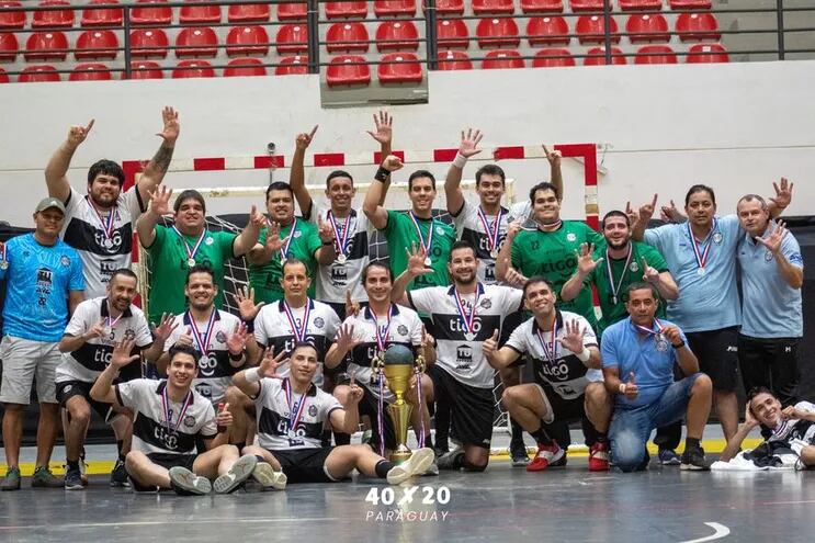 Plantel de Olimpia, campeón del Torneo Clausura de la Superliga 2023 Masculina. Ahora disputarán el Absoluto contra Luque.