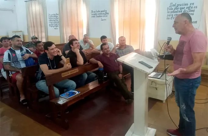 "El Loco" González en la charla dirigida a los reclusos, en el penal de Tacumbú.