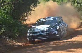 Diego  Domínguez y Edgardo Galindo dominaron ayer la primera etapa del Rally del Guairá, ganando las seis pruebas especiales con el VW Polo GTI R5. La competencia tuerca continúa hoy.