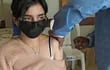 Una joven es inoculada con una dosis de la vacuna contra el Covid-19, en Cochabamba (Bolivia). Los jóvenes de 16 y 17 años en Bolivia dicen sentirse "aliviados" y entusiasmados tras recibir la vacuna contra la covid-19 que este lunes se empezó a aplicar a este grupo de menores en varias ciudades del país.