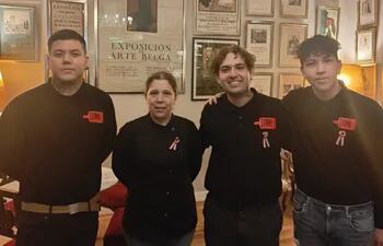 Loren Vera (segunda de la izquierda) y su equipo de trabajo en "GastroBar", restaurante de comida paraguaya en Barcelona.