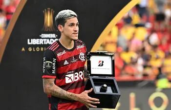 Pedro exhibe la distinción como mejor jugador de la edición 2022 de la Copa Libertadores.