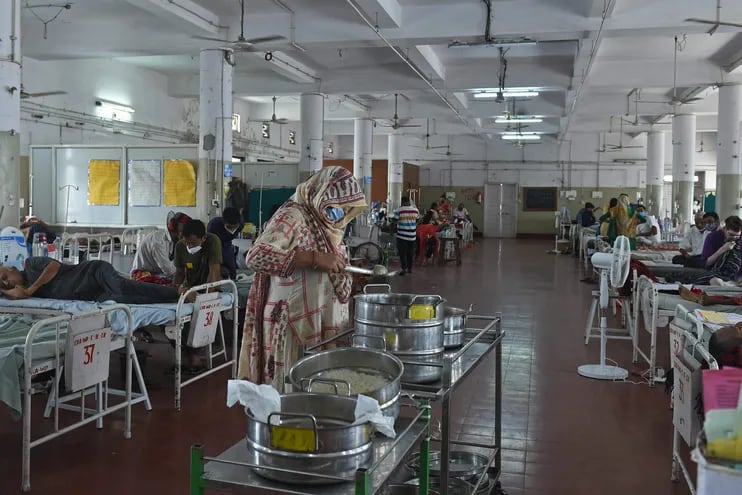 Pacientes infectados con el "hongo negro" o mucormicosis, una infección fatal, en un hospital de Ahmedabad, India.