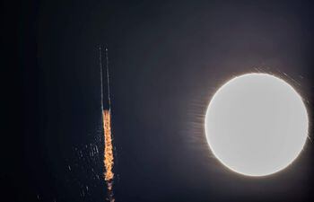 USA4400. CABO CAÑAVERAL (FL, EEUU), 13/01/2022.- Fotografía cedida por la firma privada SpaceX donde se muestra a cohete Falcon 9 de la misión Transporter-3 mientras despega hoy jueves desde la Estación de la Fuerza Espacial de Cabo Cañaveral en Florida (EE. UU). Un cohete Falcon 9 de la firma privada SpaceX despegó este jueves desde Cabo Cañaveral, en Florida (EE.UU.), con más de un centenar de pequeños satélites a bordo, entre los que figuran seis de la firma española Fossa Systems y el satélite miniatura argentino "General San Martín". EFE/SpaceX /SOLO USO EDITORIAL/NO VENTAS/SOLO DISPONIBLE PARA ILUSTRAR LA NOTICIA QUE ACOMPAÑA/CRÉDITO OBLIGATORIO
