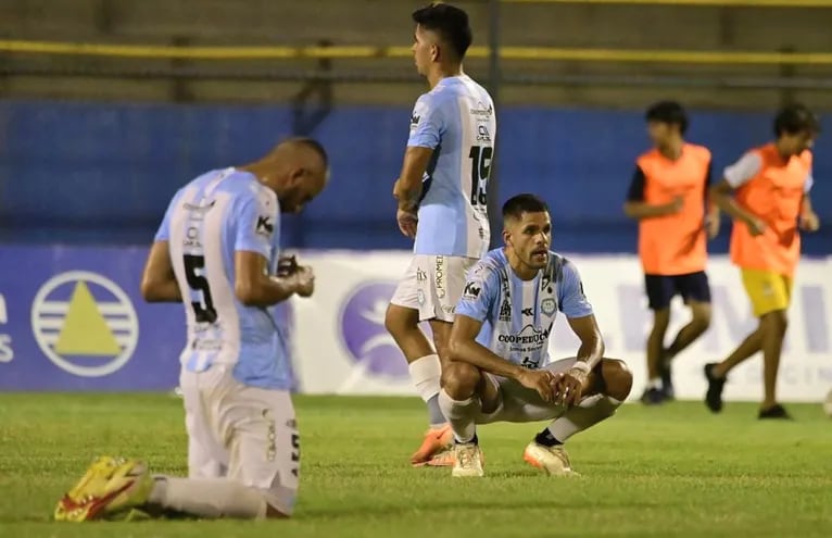 El dolor se apodera de los jugadores de Guaireña Jorge González, Juan Aguilar y Diego Godoy.