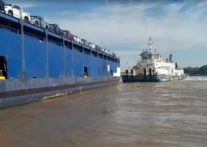 El buque moto Inquebrantable, varado en Vuelta Queso, km 61 del rio Paraguay. Uno de los remolcadores que intentaron moverlo.